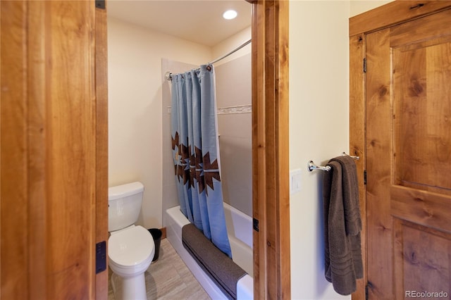 full bath featuring toilet, shower / bathtub combination with curtain, and recessed lighting
