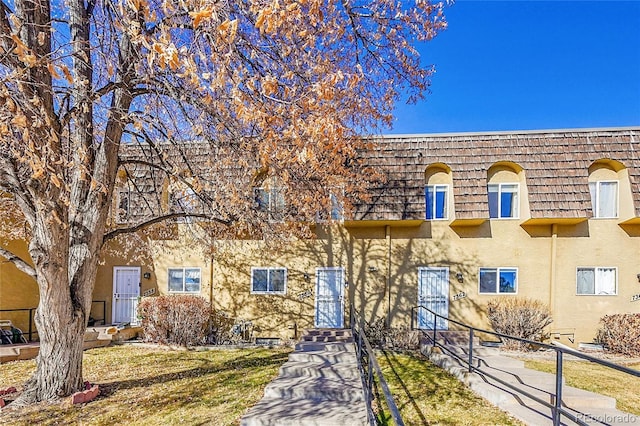 view of front of house with a front yard