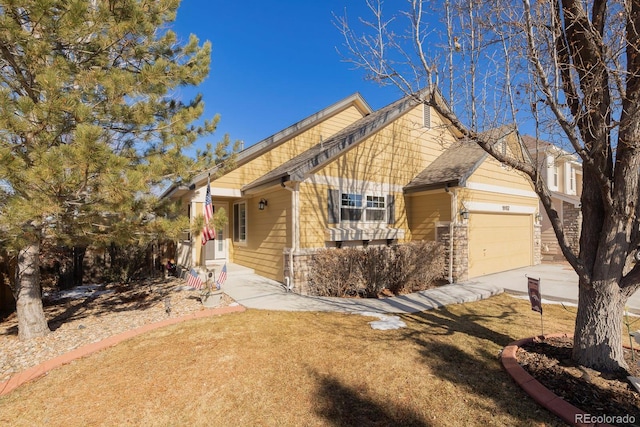 view of front of home featuring a garage and a front yard