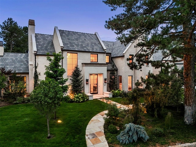 view of front of house featuring a lawn