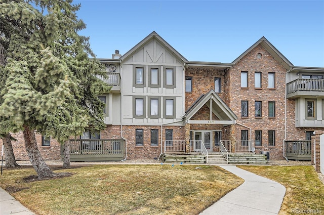 view of front of property featuring brick siding and a front lawn