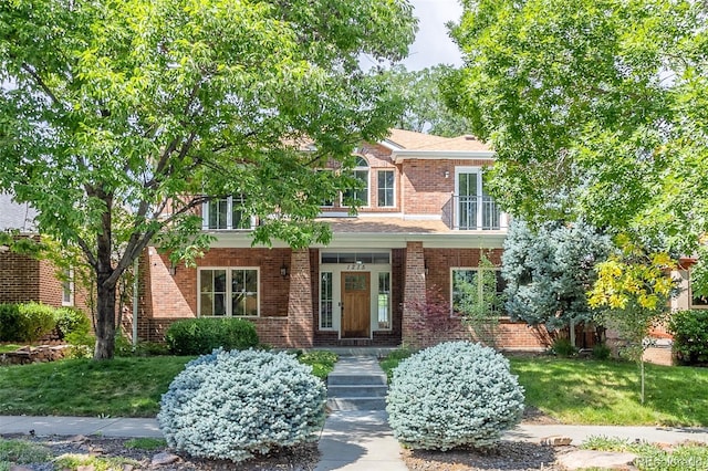 view of front facade with a front yard