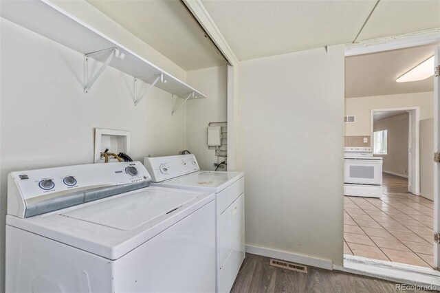 907 4th Ave And B, Unit A, Greeley, CO 80631 - clothes washing area featuring baseboards, visible vents, laundry area, and washer and clothes dryer