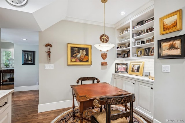 dining room featuring dark wood-style floors, recessed lighting, ornamental molding, and baseboards