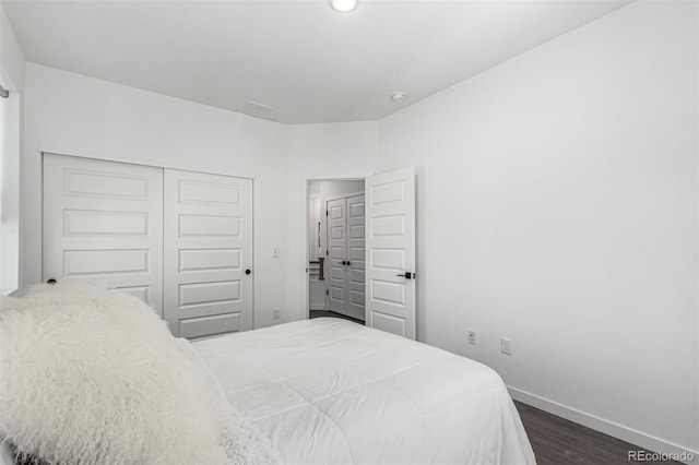 bedroom featuring dark wood finished floors, baseboards, a closet, and recessed lighting