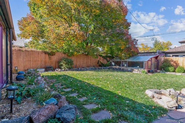 view of yard featuring an outbuilding