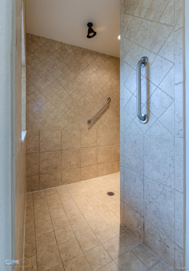 bathroom featuring tiled shower