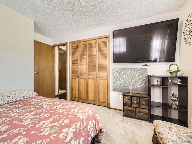 bedroom featuring light carpet, a closet, and a textured ceiling