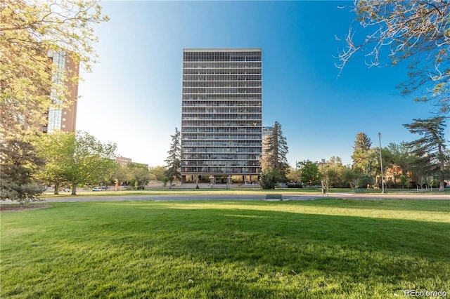 view of property's community featuring a lawn