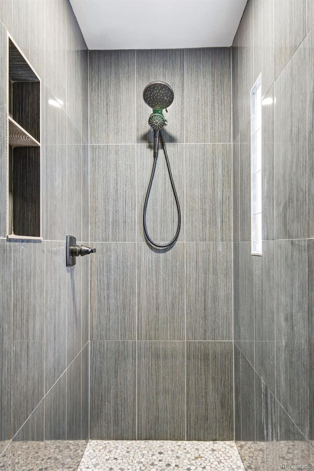 bathroom featuring a tile shower