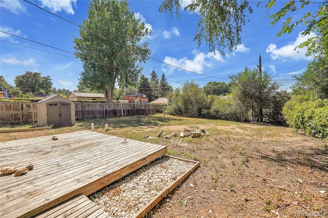 view of yard featuring a storage unit