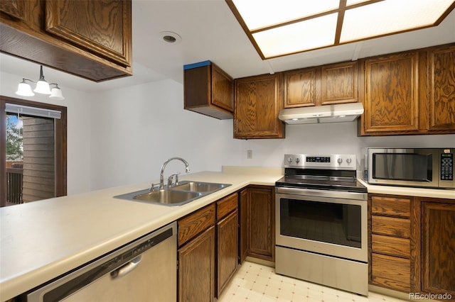 kitchen featuring appliances with stainless steel finishes, sink, and kitchen peninsula