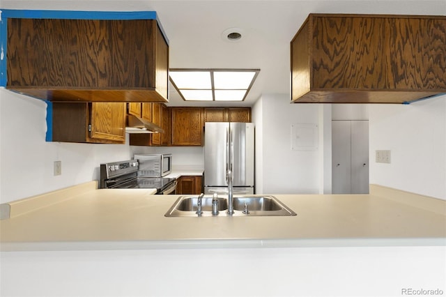 kitchen featuring sink, kitchen peninsula, and stainless steel appliances