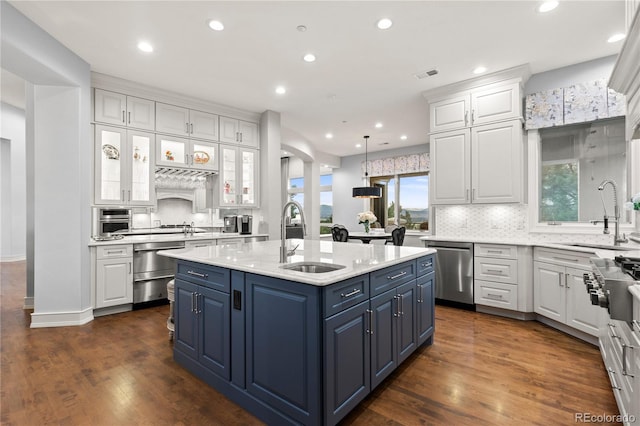 kitchen featuring sink, a center island with sink, and dark hardwood / wood-style floors