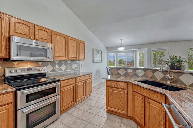 5350 S Quail Way, Littleton, CO 80127 - kitchen with appliances with stainless steel finishes, a sink, backsplash, lofted ceiling, and light tile patterned floors