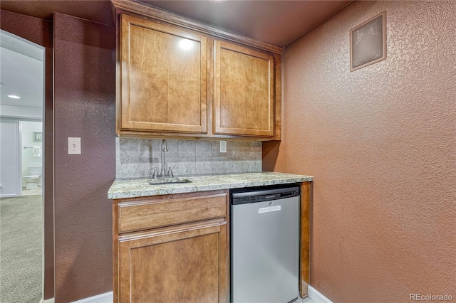 5350 S Quail Way, Littleton, CO 80127 - kitchen featuring a textured wall, dishwasher, light countertops, a sink, and tasteful backsplash