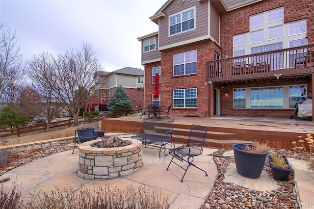 view of patio with an outdoor fire pit