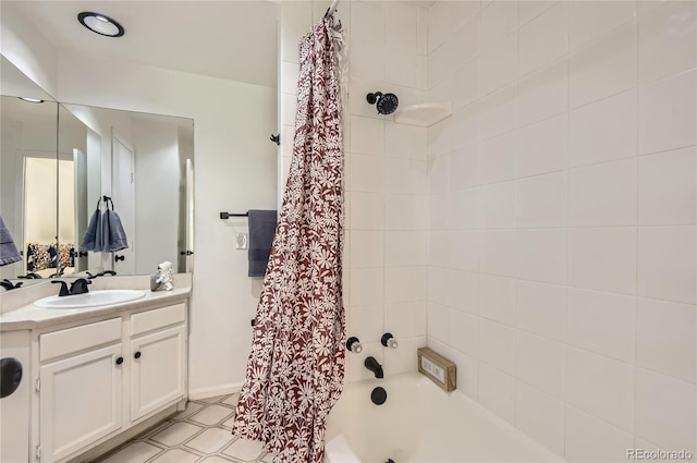 14129 E Dickinson Dr Unit D, Aurora, CO 80014 - full bath with vanity and shower / bath combo with shower curtain