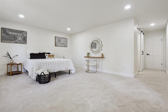 bedroom with baseboards, recessed lighting, carpet flooring, and a barn door