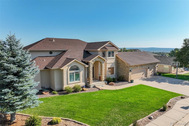 view of front of house featuring a front lawn and a garage