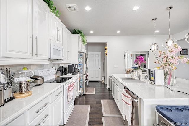 kitchen featuring a sink, stainless steel appliances, visible vents, and white cabinets