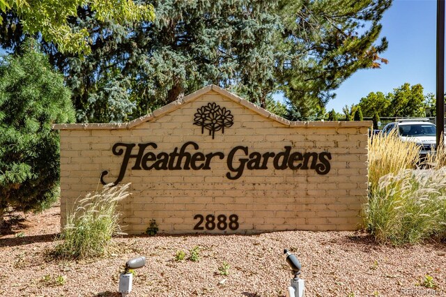 view of community / neighborhood sign