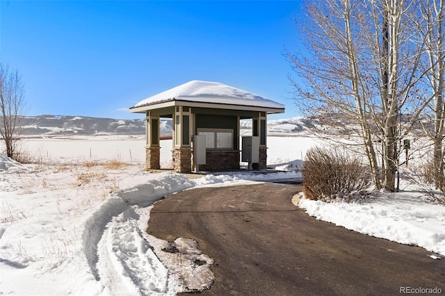 view of front of home featuring a mountain view