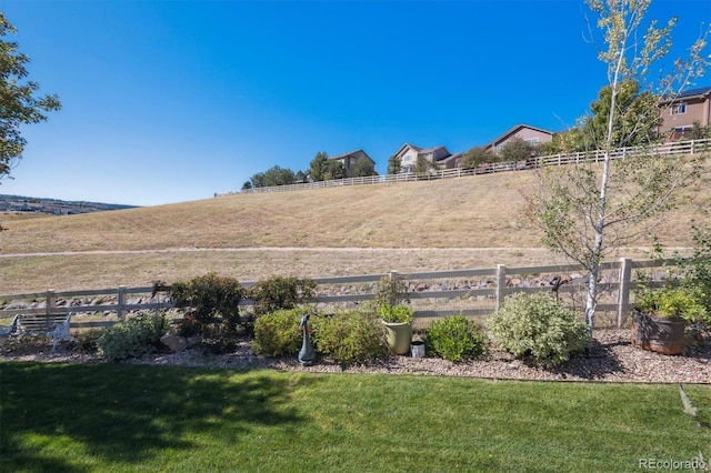 view of yard featuring a rural view