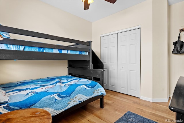 bedroom with hardwood / wood-style flooring, ceiling fan, and a closet