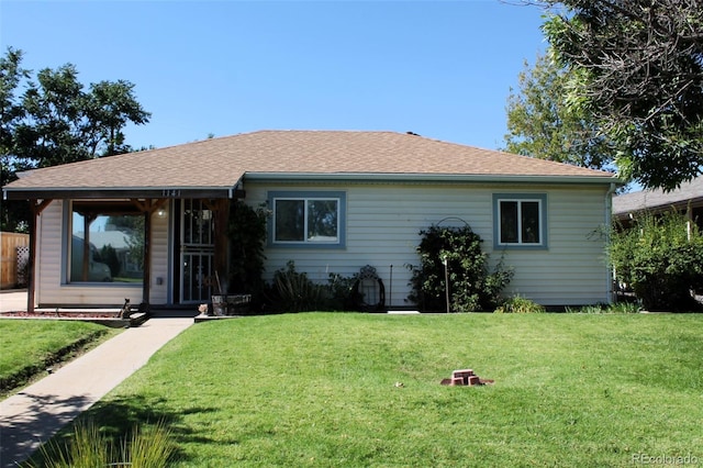 view of front of property featuring a front yard