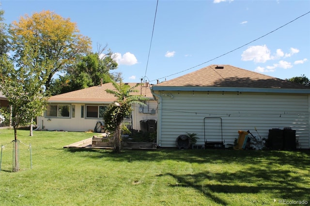 back of house featuring a lawn