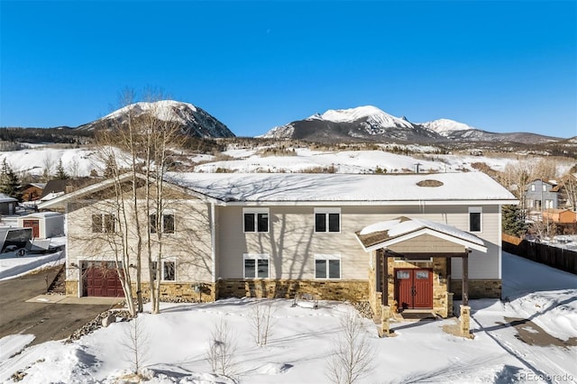 view of front of property featuring a mountain view and a garage