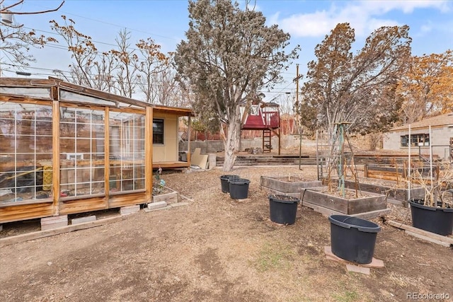 view of yard with an outbuilding