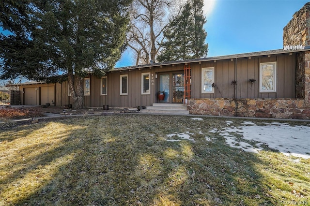 view of front of house featuring a front yard