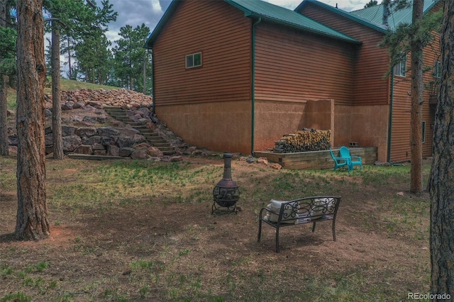 view of yard featuring a fire pit