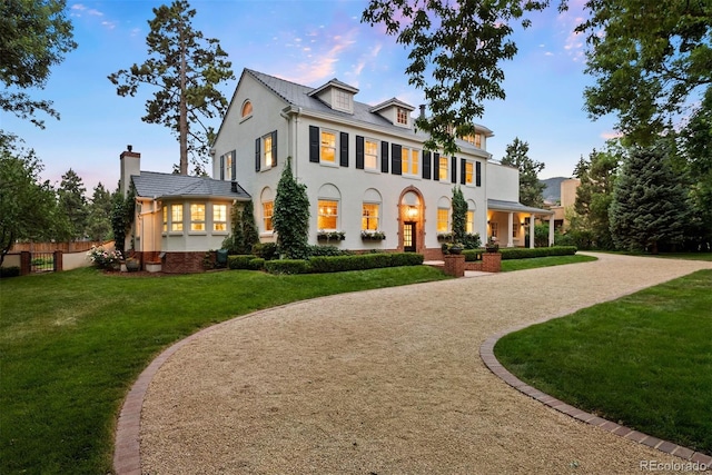 view of front of house featuring a lawn