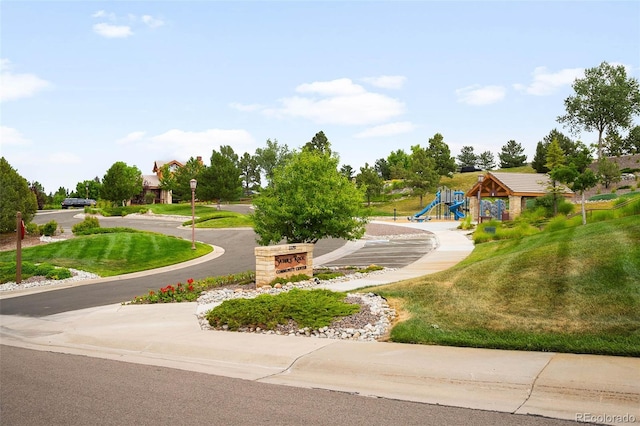 6658 S Shawnee Ct, Aurora, CO 80016 - view of property's community with a lawn