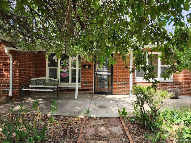 938 Salem St, Aurora, CO 80011 - gate with a patio