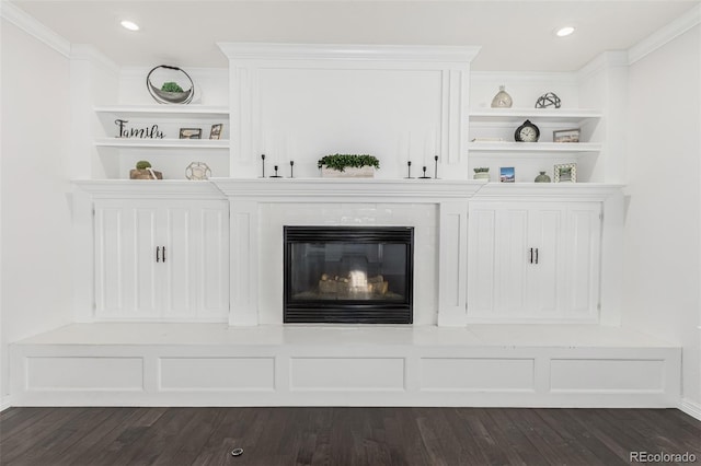 details with crown molding, built in shelves, and hardwood / wood-style flooring