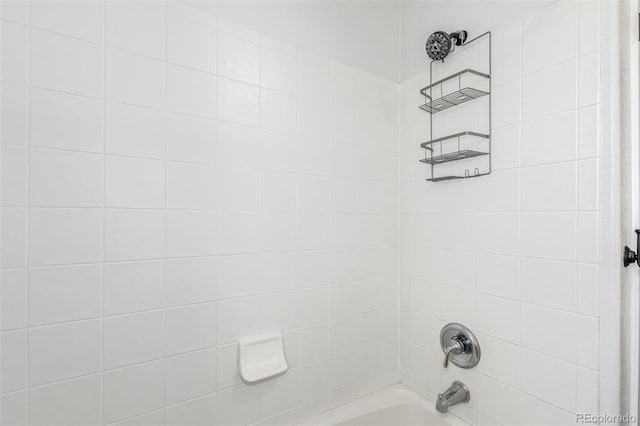 bathroom featuring tiled shower / bath combo