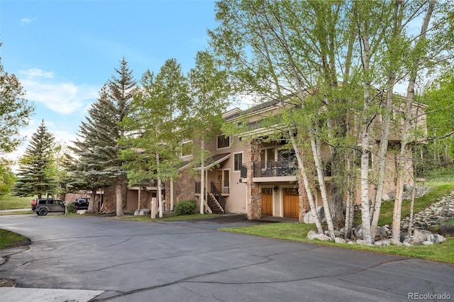 view of front of house featuring a balcony