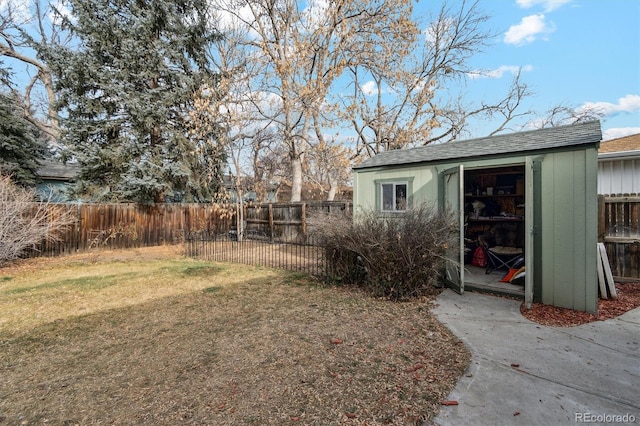 view of yard featuring a shed