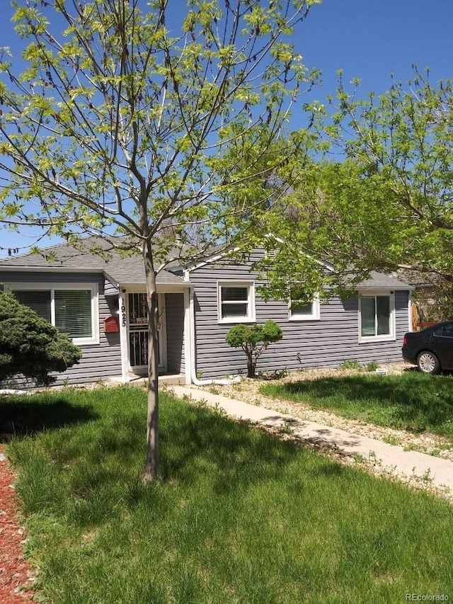 view of front of house featuring a front lawn