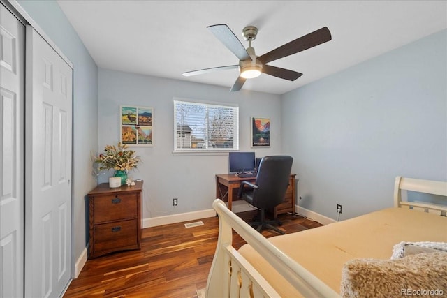 bedroom featuring baseboards, a ceiling fan, a closet, and wood finished floors