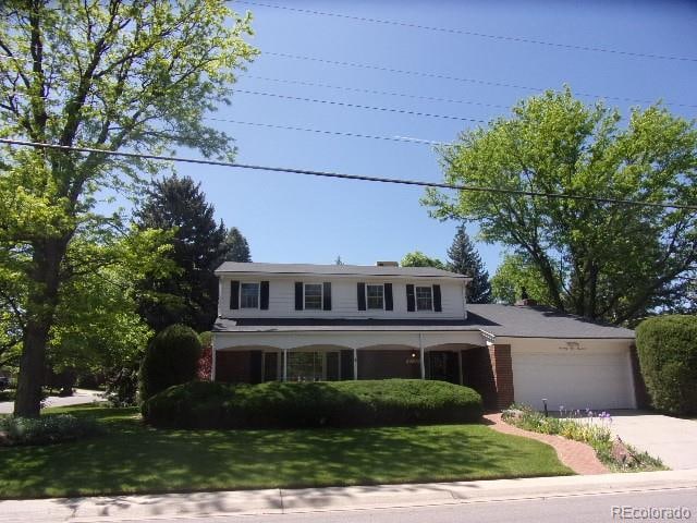 view of front of property featuring a garage and a front lawn