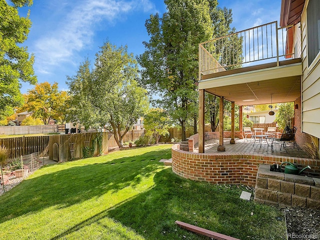 view of yard featuring a patio area