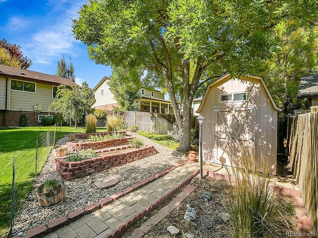 view of yard featuring a shed