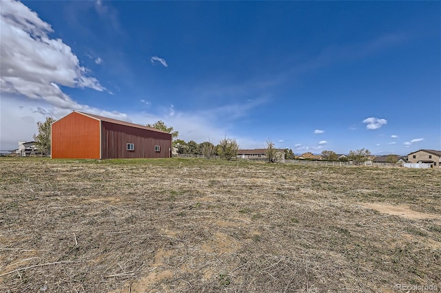 view of yard with an outbuilding