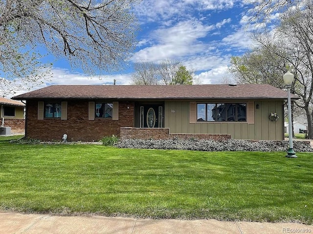 view of front of property with a front yard