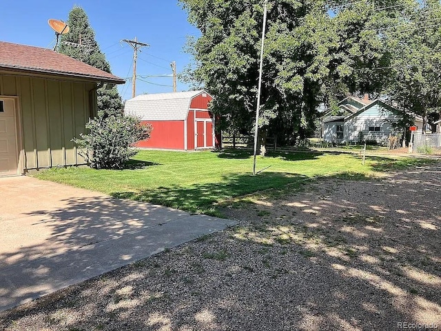 view of yard featuring a storage shed